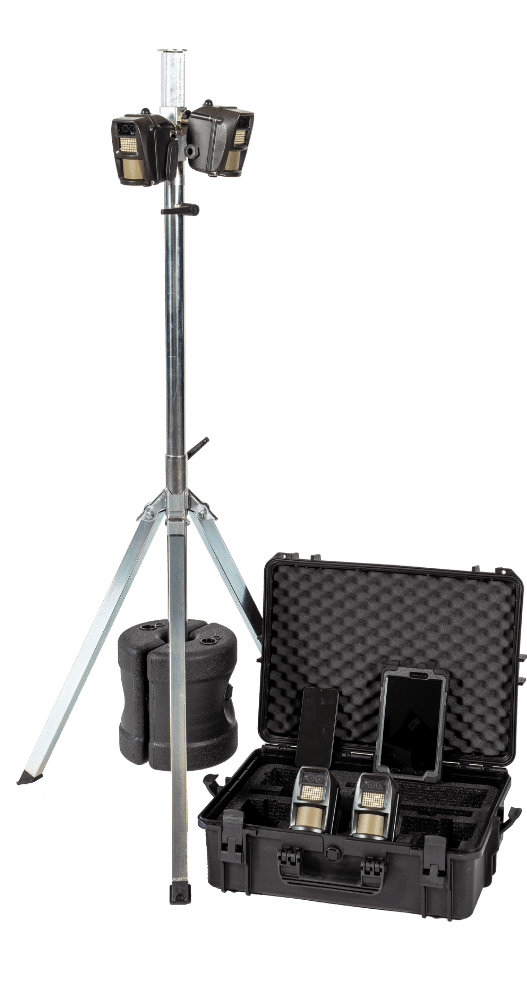 Eine aufgebaute Sirene von FLEXeyez mit Standfuß und Koffer für Verpackung und Transport.